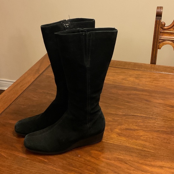 La CANADIENNE Elegant Black Suede Wedge Boots - Picture 1 of 3